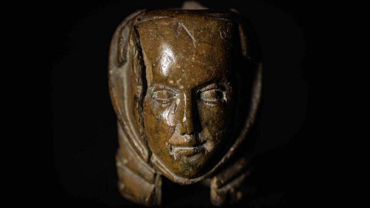 RELÍQUIAS - Conta de um rosário britânico, datado de 1450: localizada por dois amigos num campo encharcado