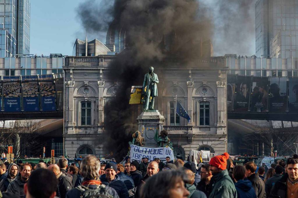 GettyImages-1970330065.jpg INSATISFAÇÃO - Protesto em frente ao Parlamento Europeu: o movimento dos tratores se espalha pela UE