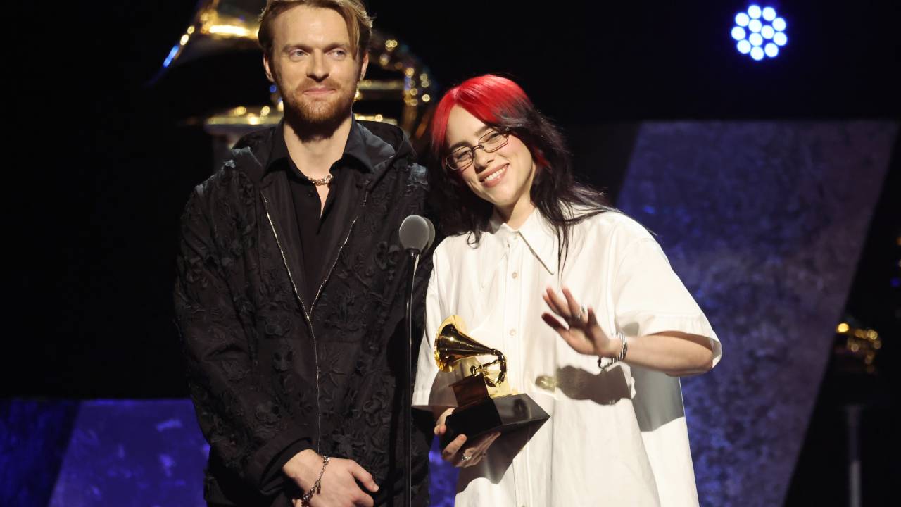 A cantora Billie Eilish ao lado do irmão Finneas recebe o Grammy de 2024 pela canção 'What Was I Made For', trilha sonora do filme Barbie