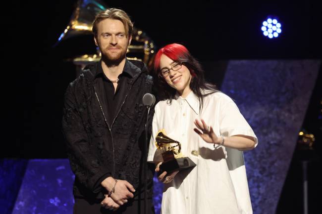 A cantora Billie Eilish ao lado do irmão Finneas recebe o Grammy de 2024 pela canção 'What Was I Made For', trilha sonora do filme Barbie