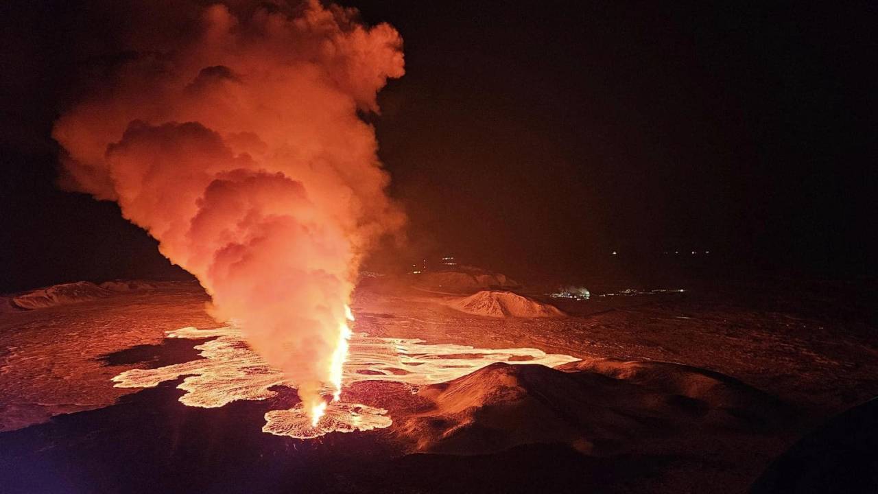 Vista aérea mostra lava após a erupção do vulcão perto de Grindavik, na península islandesa de Reykjanes. 08/02/2024