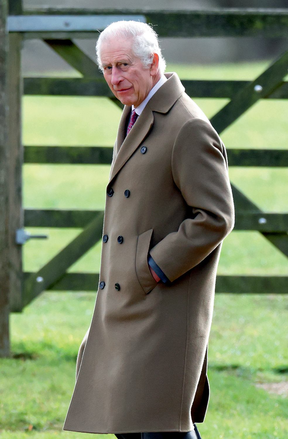 King Charles III & Queen Camilla attend Sunday Church PAUSA - Charles: dando um tempo nas inaugurações e premiações