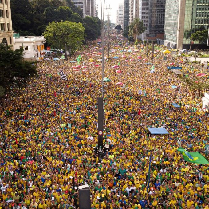 Bolsonaro joga a toalha na avenida, Lula constrói ponte à direita