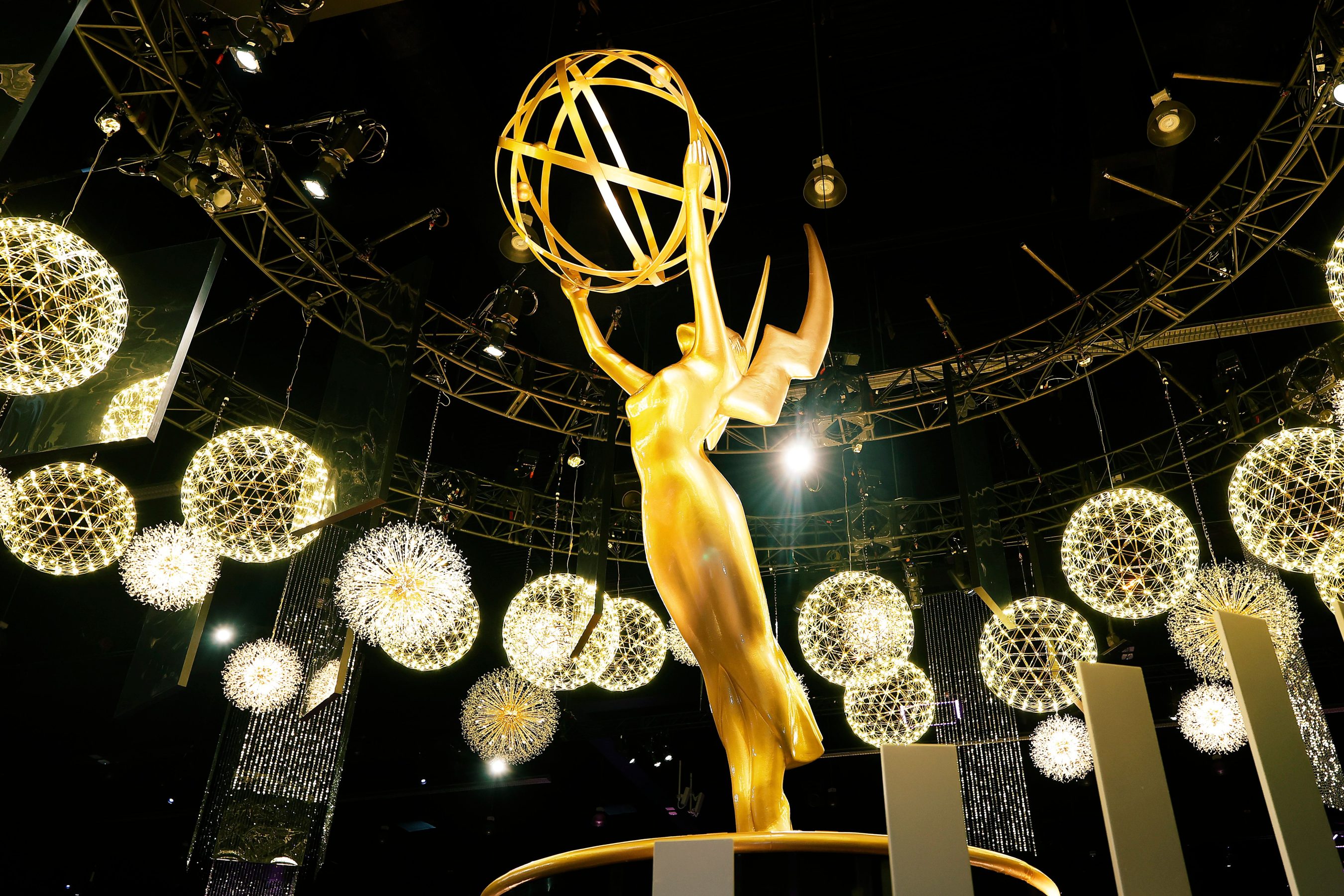 Confira onde e como assistir aos vencedores do Emmy 2025
