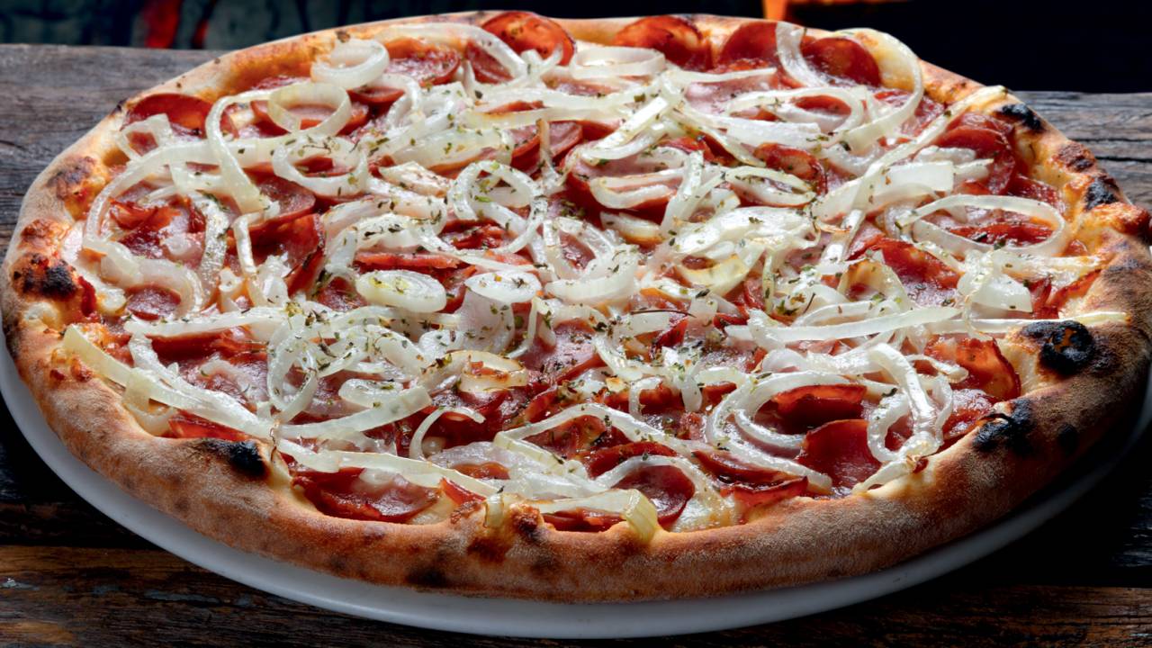 NÃO TEM IGUAL - Calabresa, o sabor mais pedido no país: massa grossa, fermentação rápida e cobertura farta