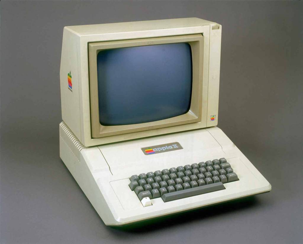 GettyImages-90738849.jpg APPLE II, de 1977 - Foi um dos primeiros a permitir a expansão de memória. Vinha com interface para fitas cassetes de áudio e controlador de vídeo.