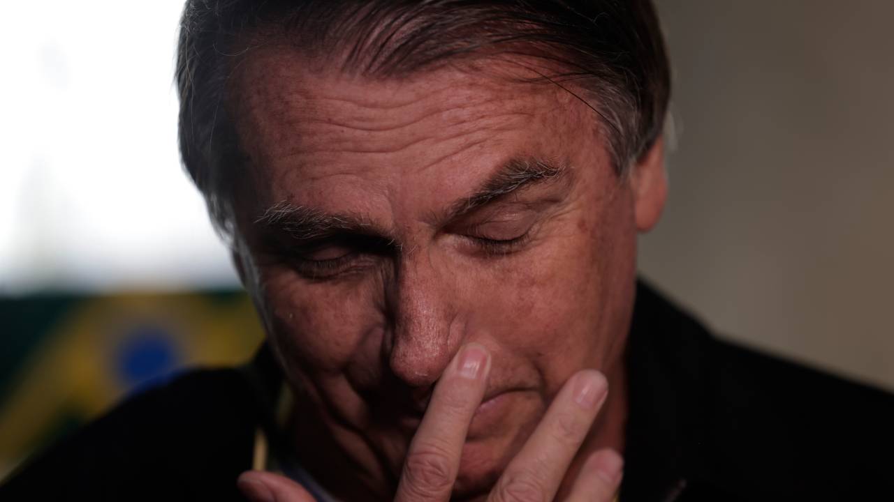 AME9731. RÍO DE JANEIRO (BRASIL), 29/06/2023.- El expresidente de Brasil, Jair Bolsonaro, llega hoy al aeropuerto Santos Dumont, en Rio de Janeiro (Brasil). El Tribunal Superior Electoral (TSE) retomó este miércoles el juicio contra el expresidente brasileño Jair Bolsonaro por "abuso de poder político" en los comicios de 2022, que puede dejar inelegible al líder de la ultraderecha en Brasil hasta 2030. EFE/Antonio Lacerda