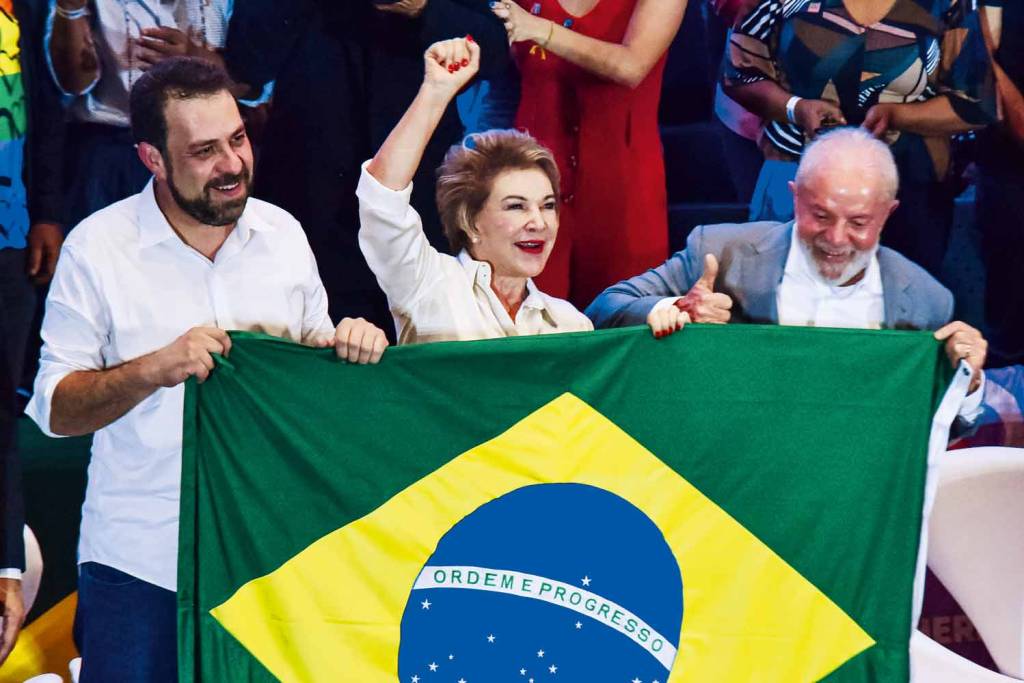 POL330100.JPG À ESQUERDA - Boulos, Marta e Lula: nacionalização da disputa municipal