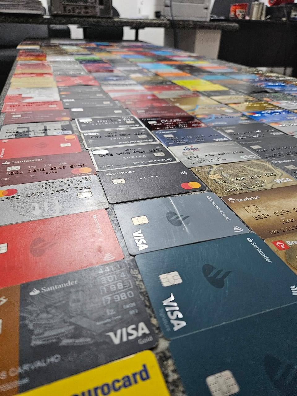 Polícia apreende 450 cartões com suspeito de aplicar golpe da maquininha