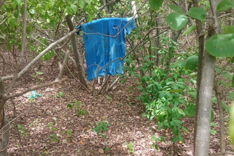 Uniforme da Penitenciária Federal de Mossoró, do Rio Grande do Norte, encontrado pela força-tarefa que busca dois fugitivos