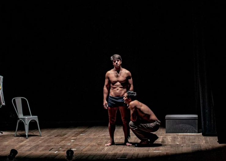 Nu frontal masculino causa briga de casal na plateia e interrompe peça