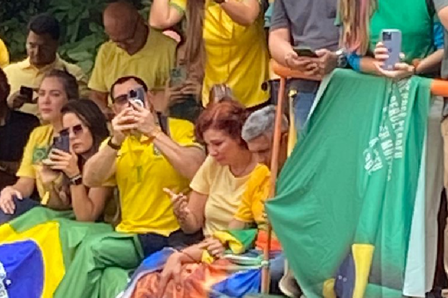 A deputada federal Carla Zambelli (PL-SP) durante manifestação de apoio ao ex-presidente Jair Bolsonaro (PL) na Avenida Paulista neste domingo, 25