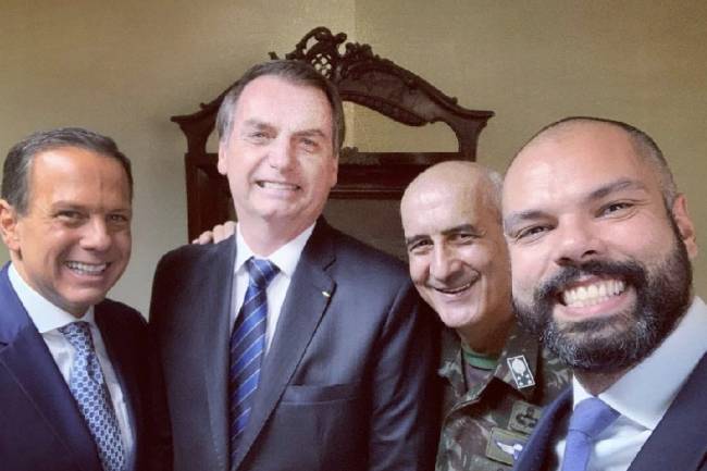 doria-covas-bolsonaro-braga-netto (1) O ex-governador de São Paulo, João Doria (sem partido), o ex-presidente Jair Bolsonaro (PL), o ex-ministro da Casa Civil, Braga Netto (PL), e o ex-prefeito de São Paulo, Bruno Covas (PSDB)