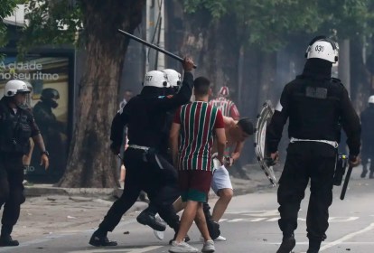 Policiais entram em confronto com a população