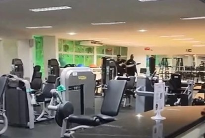 Aluno da academia no Recife filmou momento em que homem ameaça outro frequentador com arma