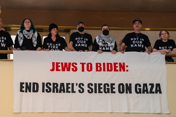 gettyimages-2033882178-594×594 Membros do Jewish Voice for Peace durante protesto no Rockefeller Center. 26/02/2024