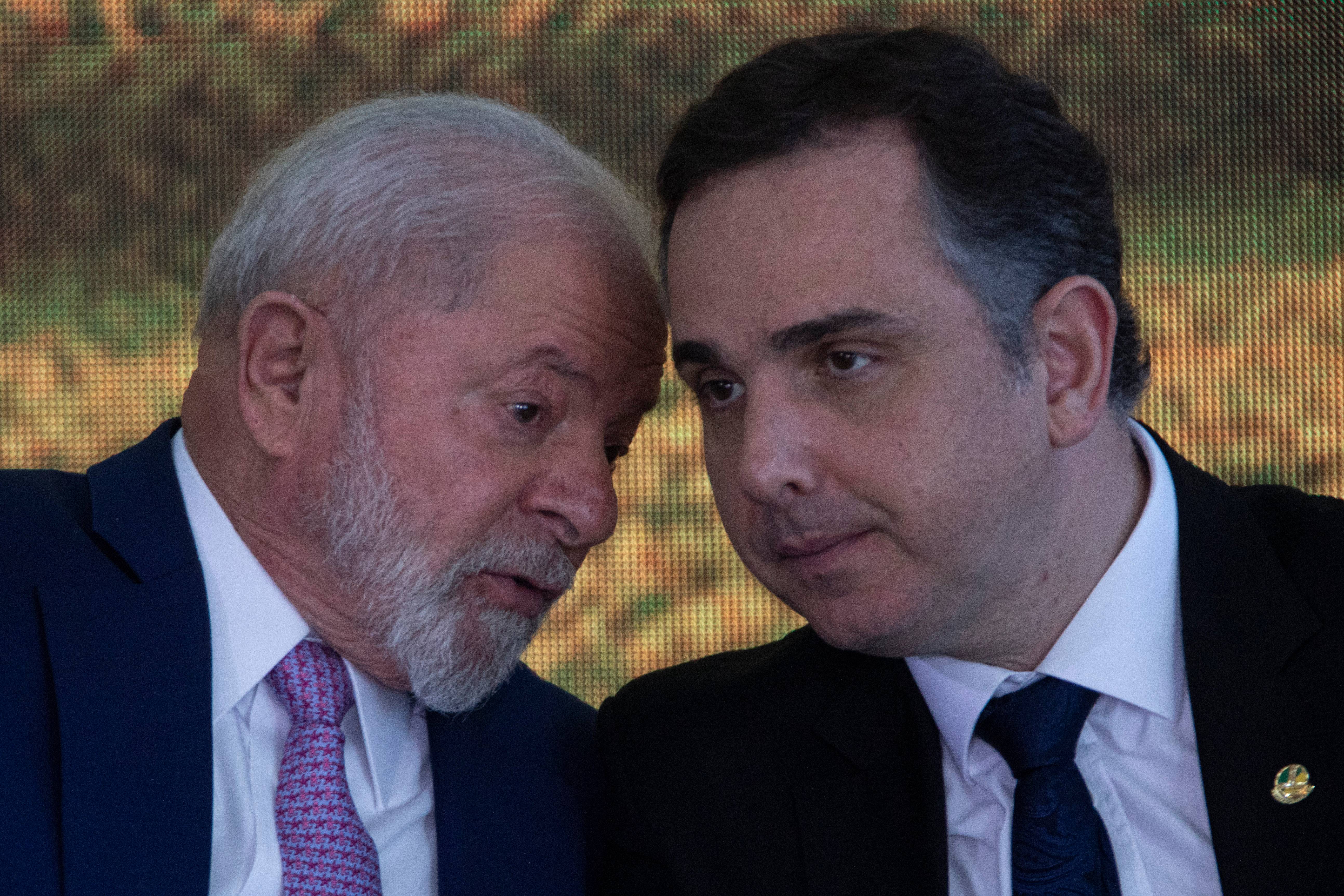 Os presidentes da República, Luiz Inácio Lula da Silva, e do Senado, Rodrigo Pacheco, durante cerimônia no Palácio do Planalto, em junho de 2023