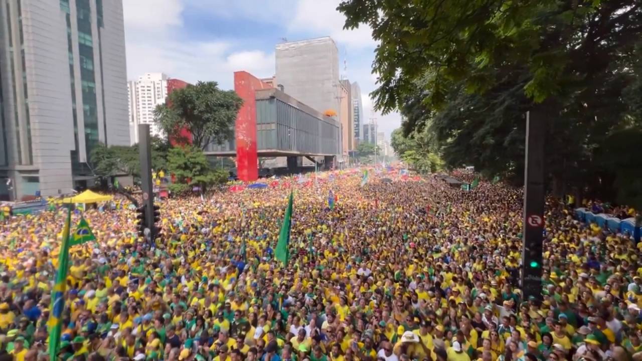 Apoiadores do ex-presidente Jair Bolsonaro (PL) se reúnem em manifestação na Avenida Paulista, em São Paulo, em 25 de fevereiro de 2024