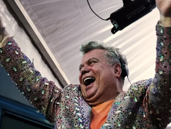 Milton Cunha fura ‘censura’ da Globo e emociona com discurso a travestis