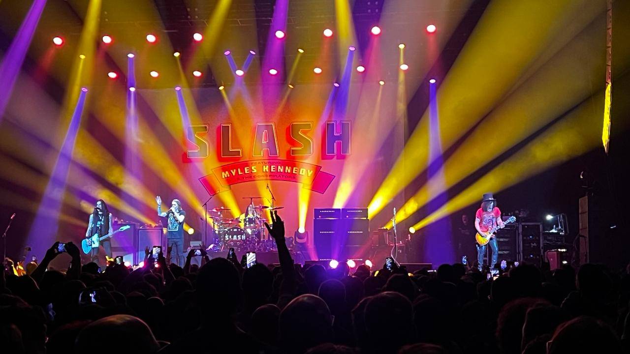 Em show em SP, Slash tenta provar que é mais do que o guitarrista do Guns