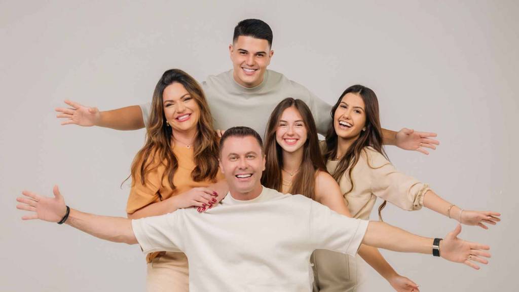 (trocar-a-foto-2-por-essa)-CAPA-(2).JPG FAMÍLIA - Com a esposa, Michelle, os filhos e a nora: ciclo de violência rompido
