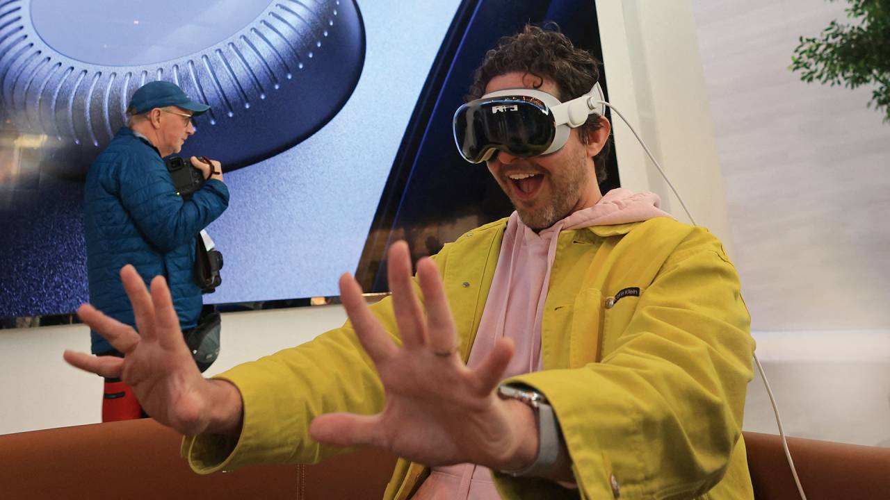 MUNDO VIRTUAL - Óculos Vision Pro: segundo usuários, o aparelho é pesado e difícil de usar