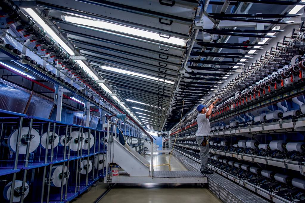Fabricação de fio têxtil da Amni Soul Eco na fábrica do Grupo Solvay EM EXPANSÃO - Indústria têxtil: atividade econômica no Brasil surpreendeu no início do ano