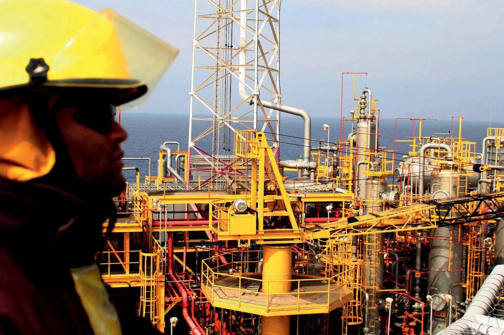 Plataforma de petrÛleo de Merluza NA MIRA - Plataforma da Petrobras: interferência política afasta investidores e põe em risco a saúde financeira da empresa