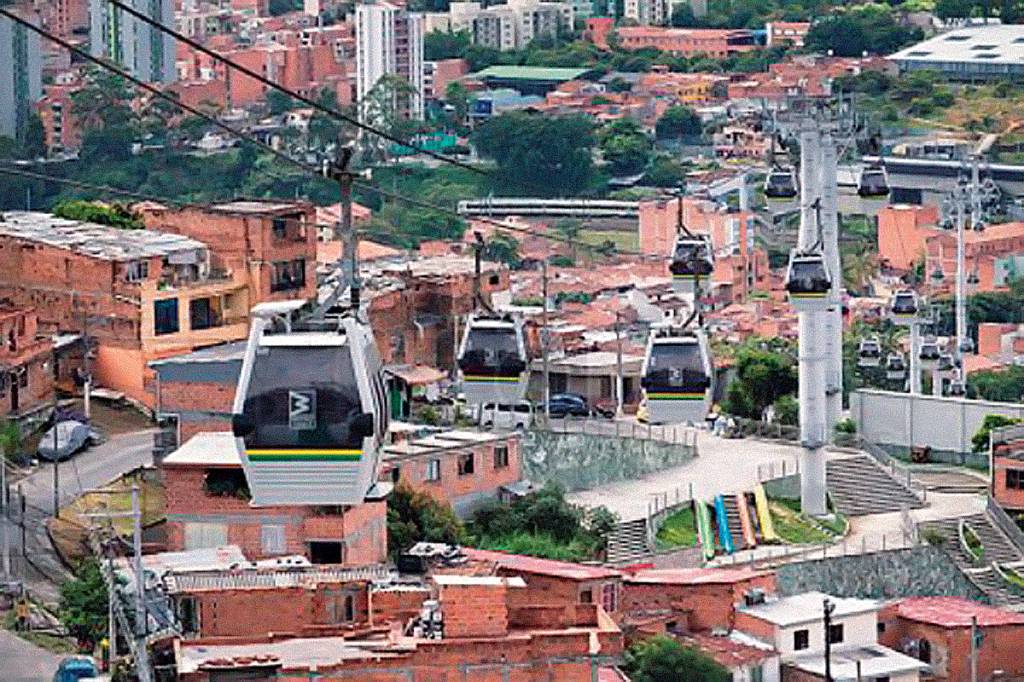 MEDELLIN, COLOMBIA – Metrocable public transport in Medellin, Colombia É POSSÍVEL - Medellín: soma de esforços reduziu criminalidade na Colômbia