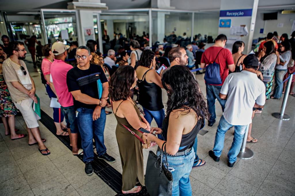 Fila para atendimento em agência da Previdência Social na Asa Sul em Brasília (DF) BOMBA-RELÓGIO - Fila do INSS: gastos do governo ficaram acima do esperado