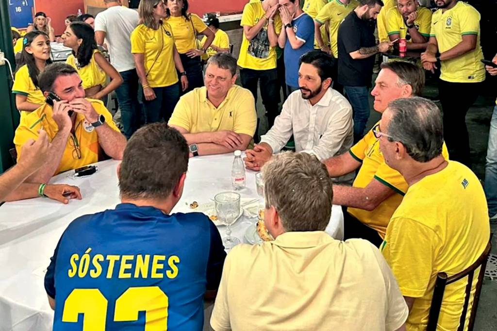 Crédito:- – – ALIADOS - Ao lado de Tarcísio de Freitas e Ricardo Nunes após ato na Paulista: apoio bolsonarista à campanha paulistana