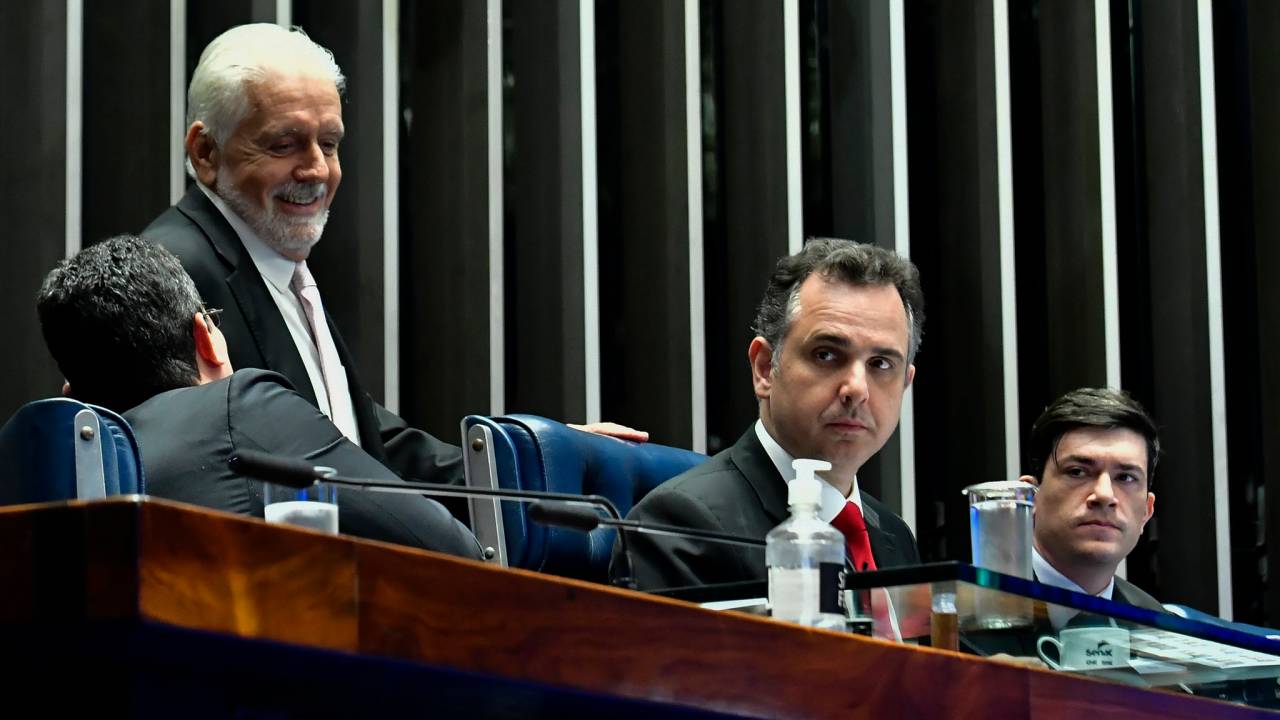 O líder do governo Jaques Wagner (à esq.) e o presidente do Senado, Rodrigo Pacheco