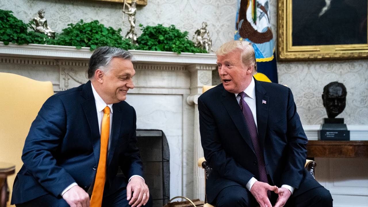 O então presidente dos Estados Unidos, Donald Trump (à dir.), e o primeiro-ministro da Hungria, Viktor Orbán. 13/05/2019