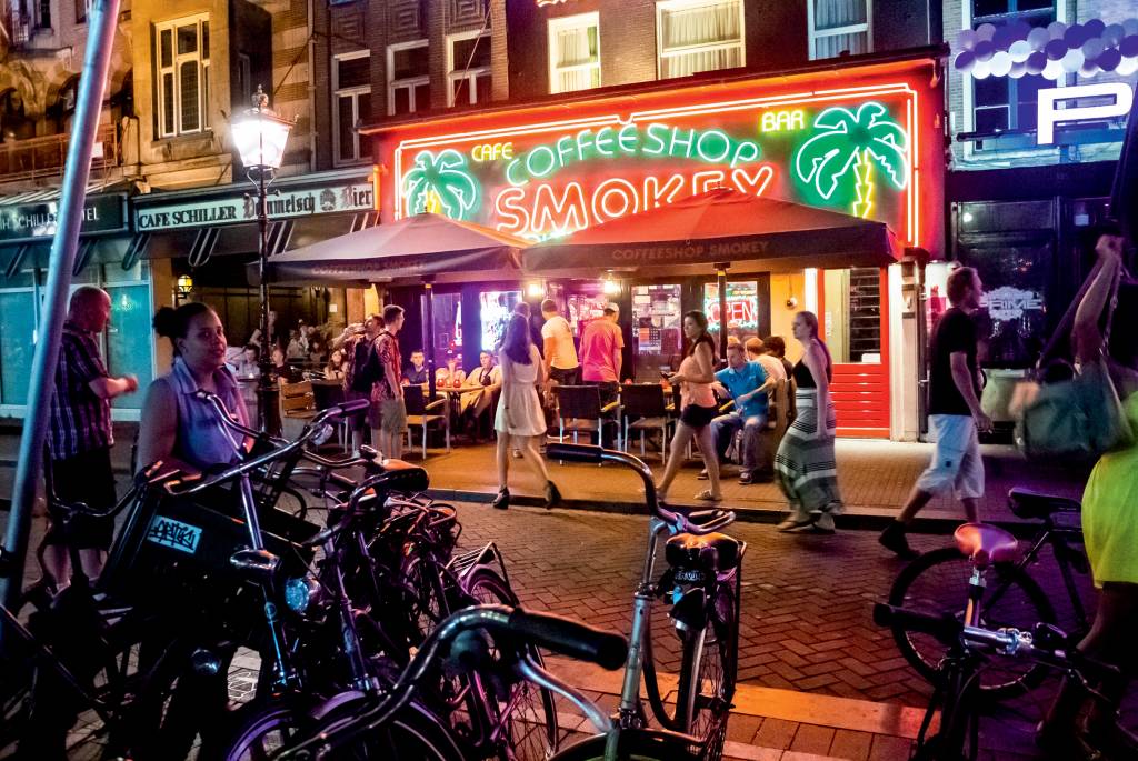 Amsterdam, Holland, Crowd Young People Street Scene, Terrace, Hemp Cannabis Coffee Shop PARADOXO - Coffee shop em Amsterdã: consumo e venda são liberados, mas plantio é proibido
