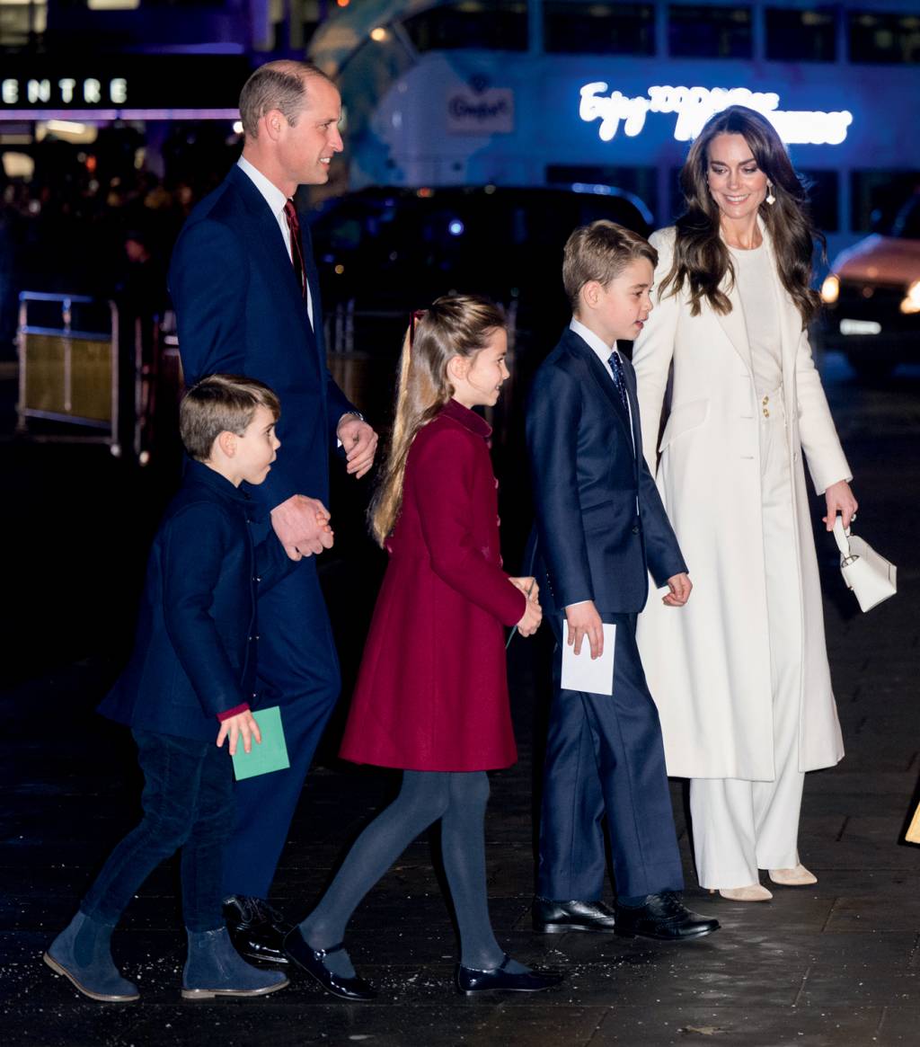 The Royal Family Attend The “Together At Christmas” Carol Service EM FAMÍLIA - Kate, com William e os filhos: preocupação com a privacidade