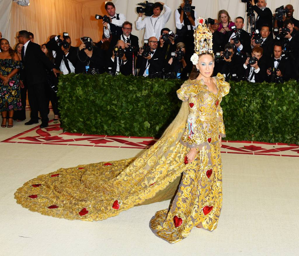GettyImages-955856124.jpg BRILHO - Sarah Jessica Parker com vestido dourado e estampado de D&G: puro holofote