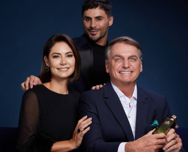 Jair Bolsonaro e Michelle posam para campanha de perfume, junto com o maquiador Agustin Fernandez -