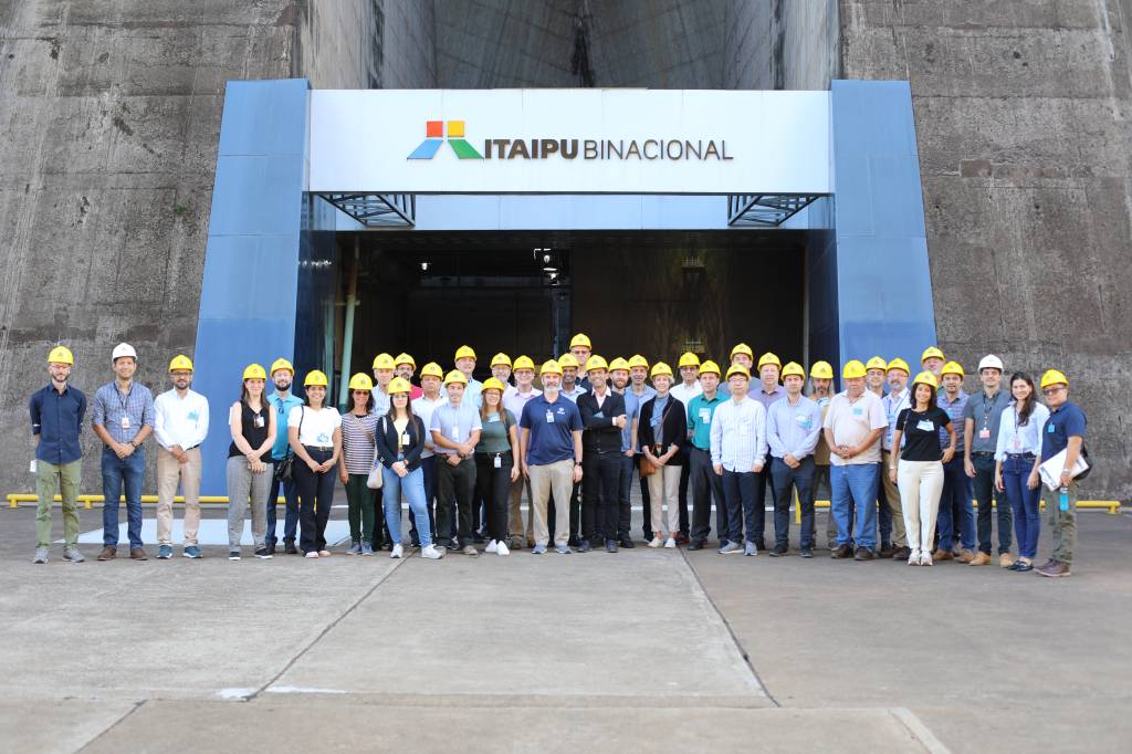 Participants visiting the Itaipu Binacional 1 CIC WORKSHOP - Bacia Platina: evento reuniu 18 estadunidenses e 27 latinoamericanos