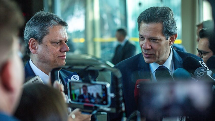 O governador Tarcísio de Freitas e o ministro da Fazenda Fernando Haddad