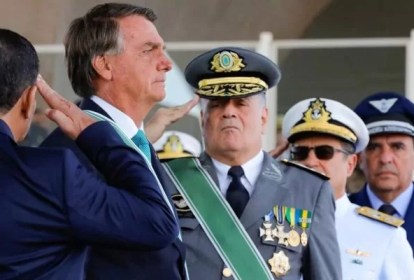 O presidente da República, Jair Bolsonaro participa das comemorações do Dia do Soldado, no Quartel-General do Exército, em Brasília, ao lado dos comandnates das Forças (da esq. para dir.), general Freire Gomes, almiurante Almir Garnier e brigadeiro Carlos Baptista Júnior