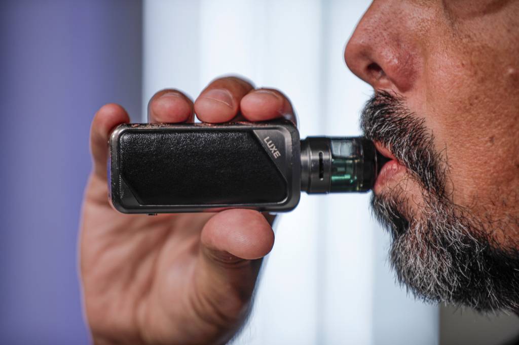 Plataformas devem remover propagandas de cigarros eletrônicos