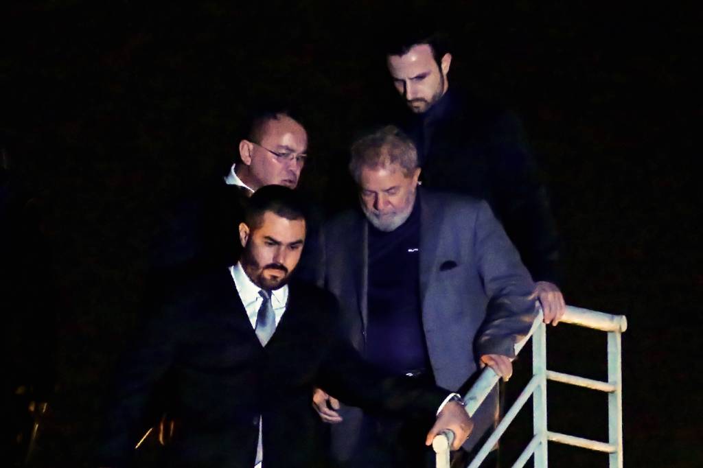 000_13S9JP.jpg IMAGEM - A prisão de Lula: cena é símbolo do auge da popularidade do ex-juiz