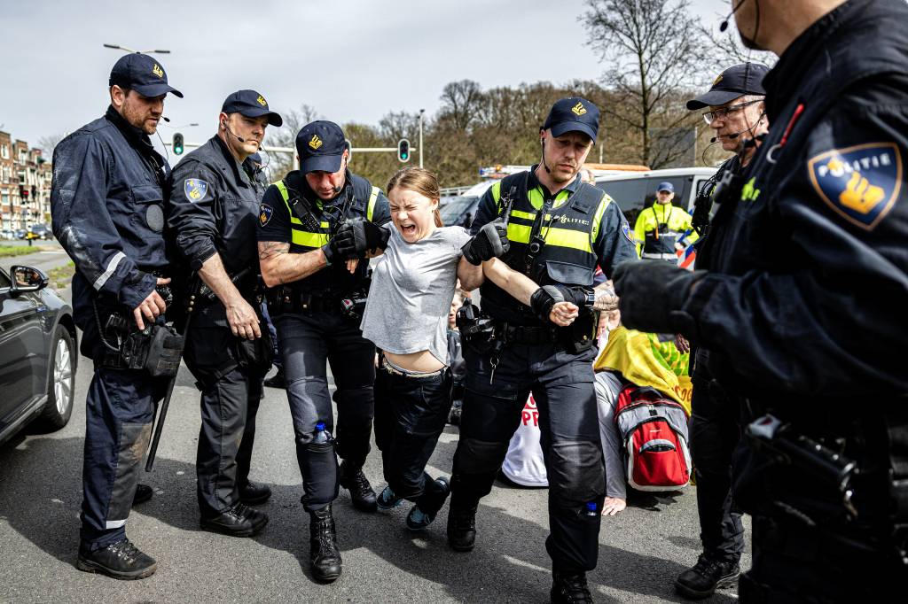 Polícia da Holanda detém Greta Thunberg durante manifestação em Haia