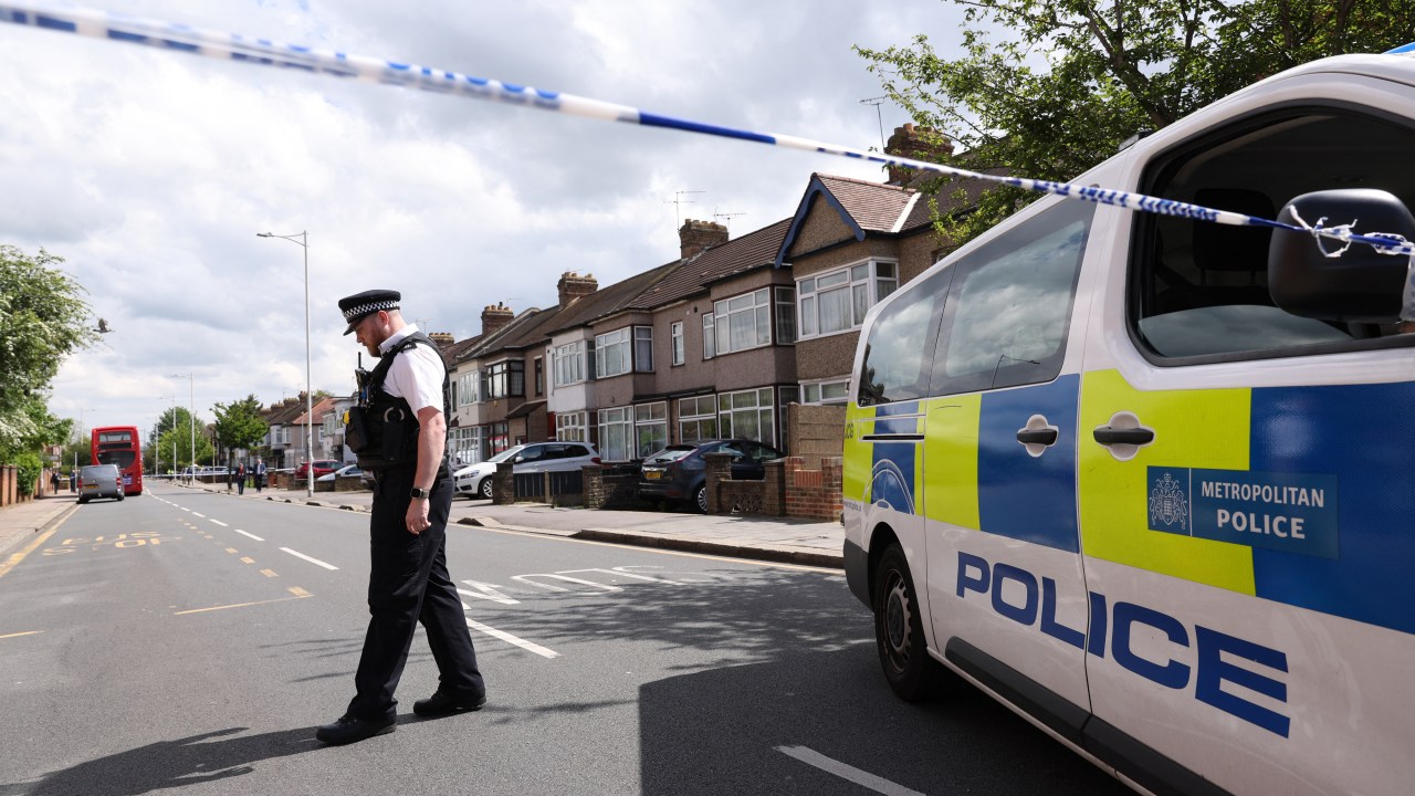 Policial londrino no bairro de Hainault, onde um homem esfaqueou quatro pessoas e matou um menino de 13 anos. 30/04/2024