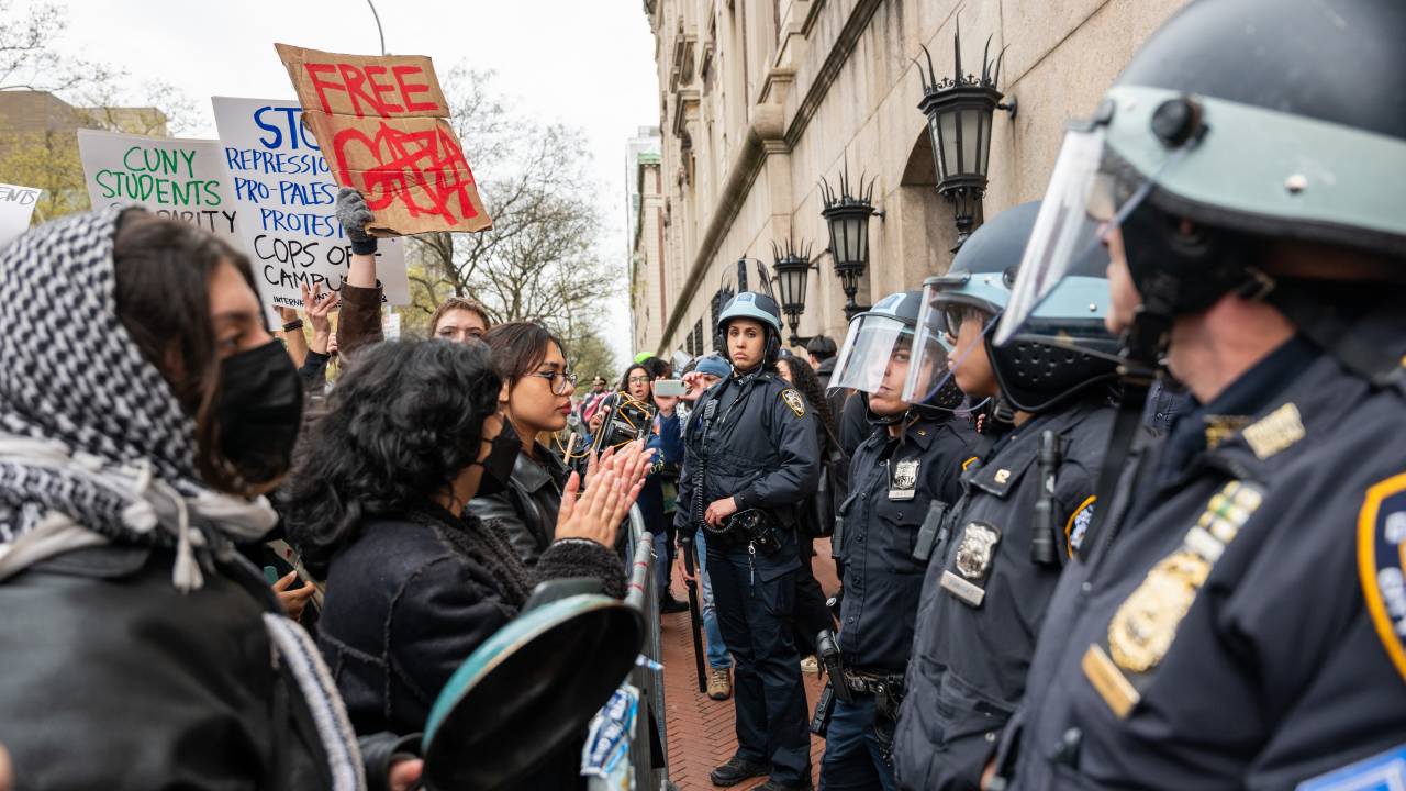 Estudantes e policiais durante um protesto pró-Palestina no campus da Universidade de Columbia, em Nova York. 18/04/2024