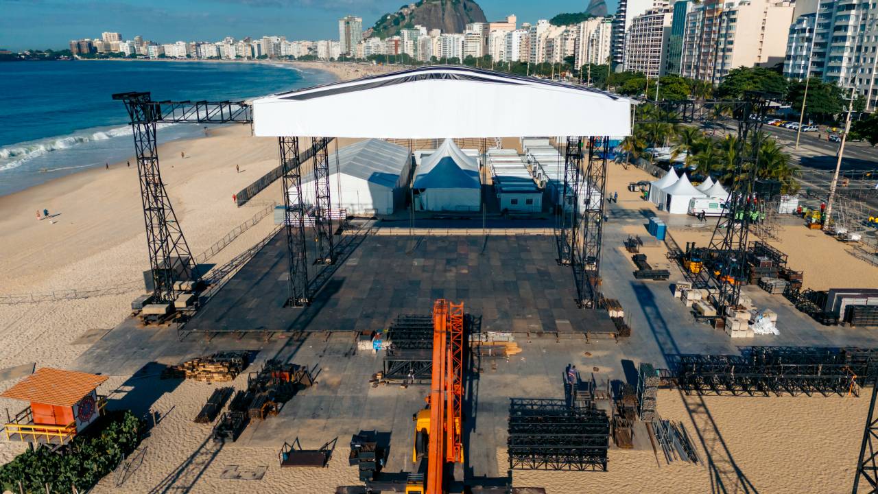 Palco já está montado para show que ocorre em 4 de maio