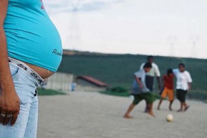 Uma em cada cinco jovens que teve filho na adolescência volta a engravidar