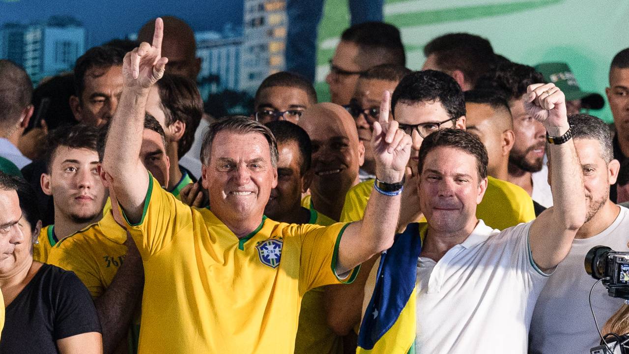 UNHA E CARNE - O ex-presidente com Ramagem (à dir.): nem mesmo a investigação da PF o fez desistir do nome do amigo