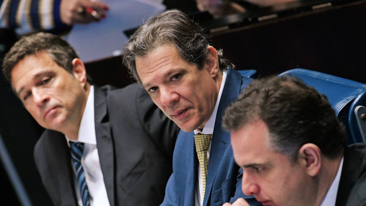 FOGO AMIGO - Fernando Haddad: sem apoio do presidente e de colegas do governo para manter seu plano original de ajuste fiscal
