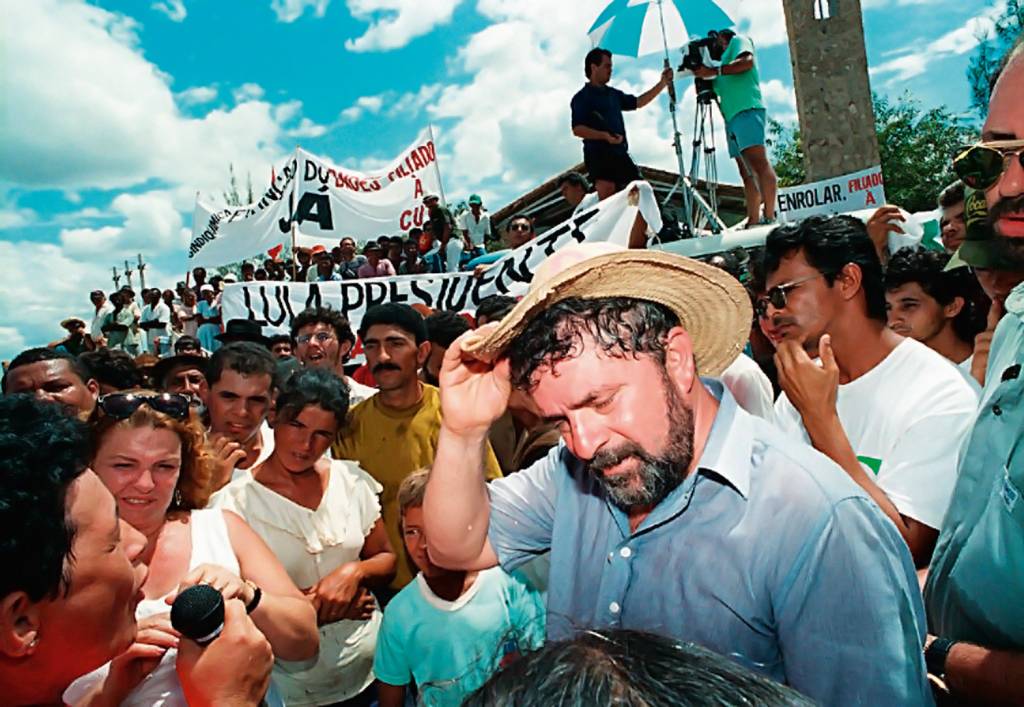 421059-high.jpeg HISTÓRIA - Lula em Sergipe, em 1993: as Caravanas da Cidadania ajudaram a ampliar sua popularidade no Nordeste